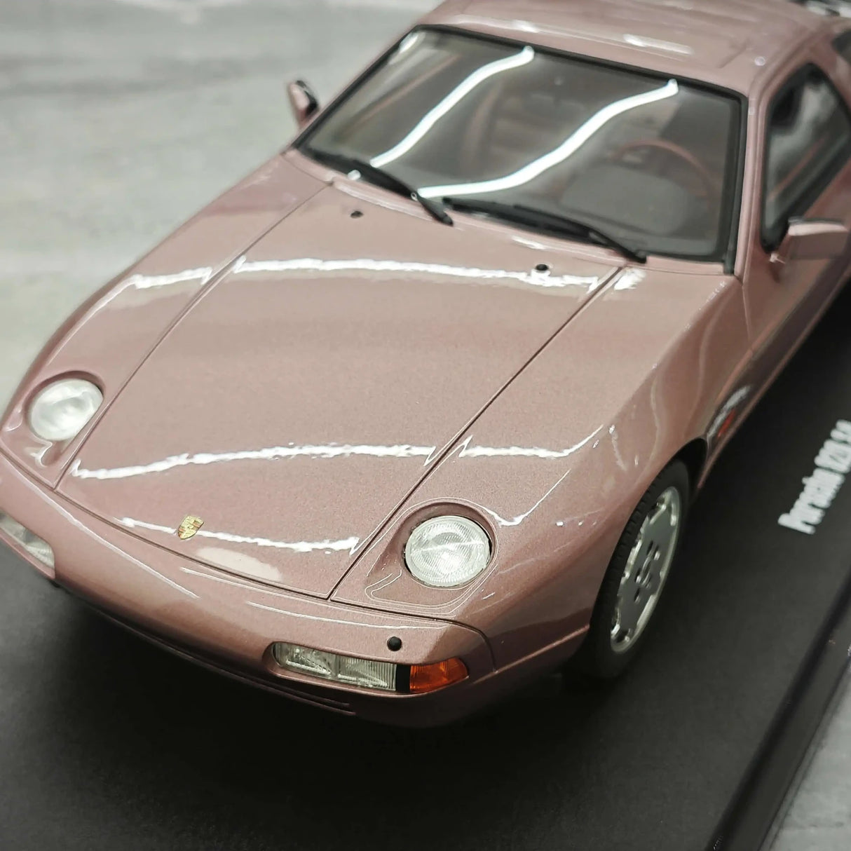 [GT Spirit] 1:18 Porsche 1980 928 S Rosa Metallizzato in Resina