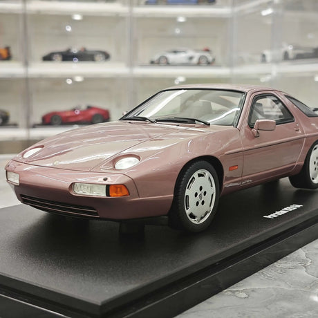 [GT Spirit] 1:18 Porsche 1980 928 S Rosa Metallizzato in Resina