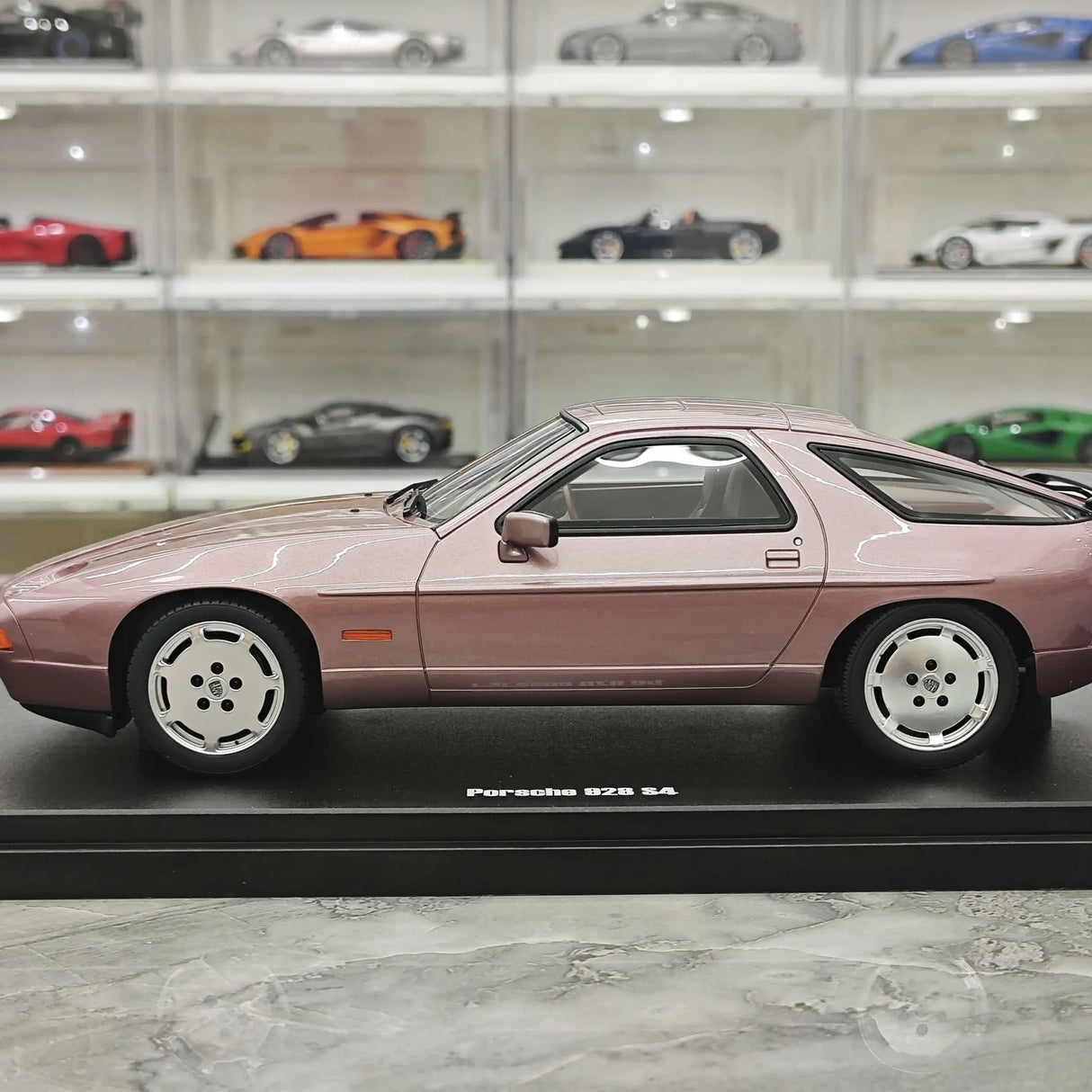 [GT Spirit] 1:18 Porsche 1980 928 S Rosa Metallizzato in Resina
