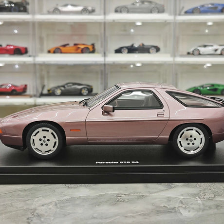 [GT Spirit] 1:18 Porsche 1980 928 S Rosa Metallizzato in Resina