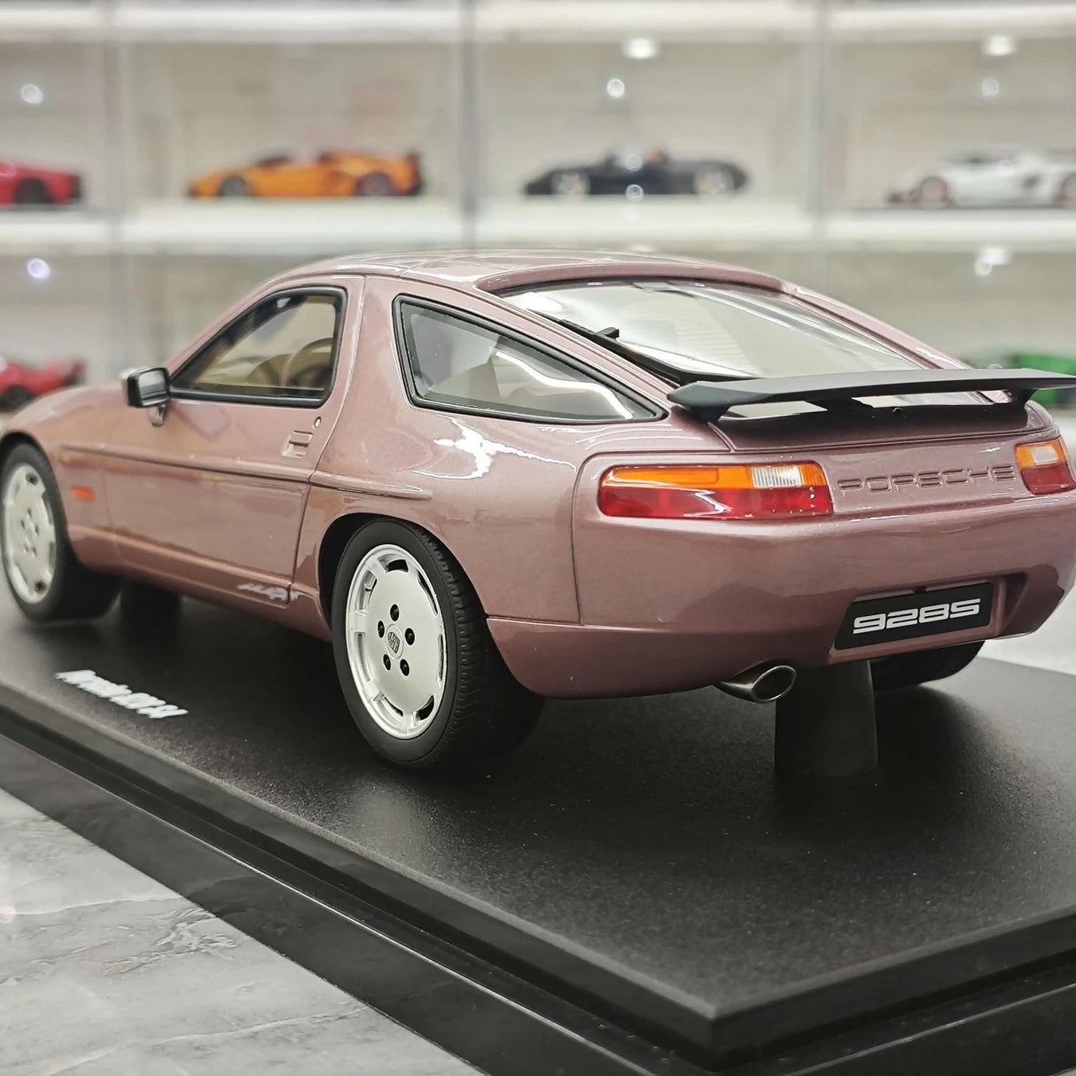 [GT Spirit] 1:18 Porsche 1980 928 S Rosa Metallizzato in Resina
