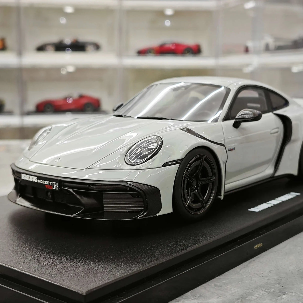[GT Spirit] 1:18 Porsche 2023 911 Turbo S BRABUS 900 Rocket-R Nardo Grigio Modello in resina