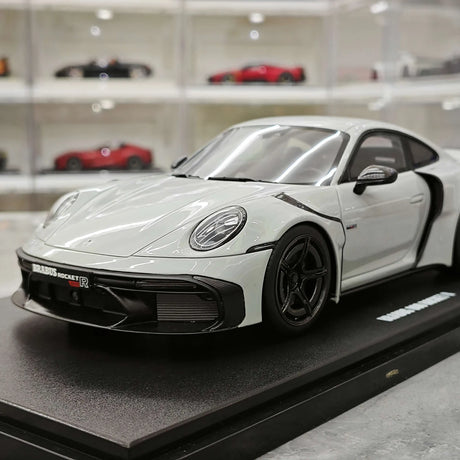 [GT Spirit] 1:18 Porsche 2023 911 Turbo S BRABUS 900 Rocket-R Nardo Grigio Modello in resina