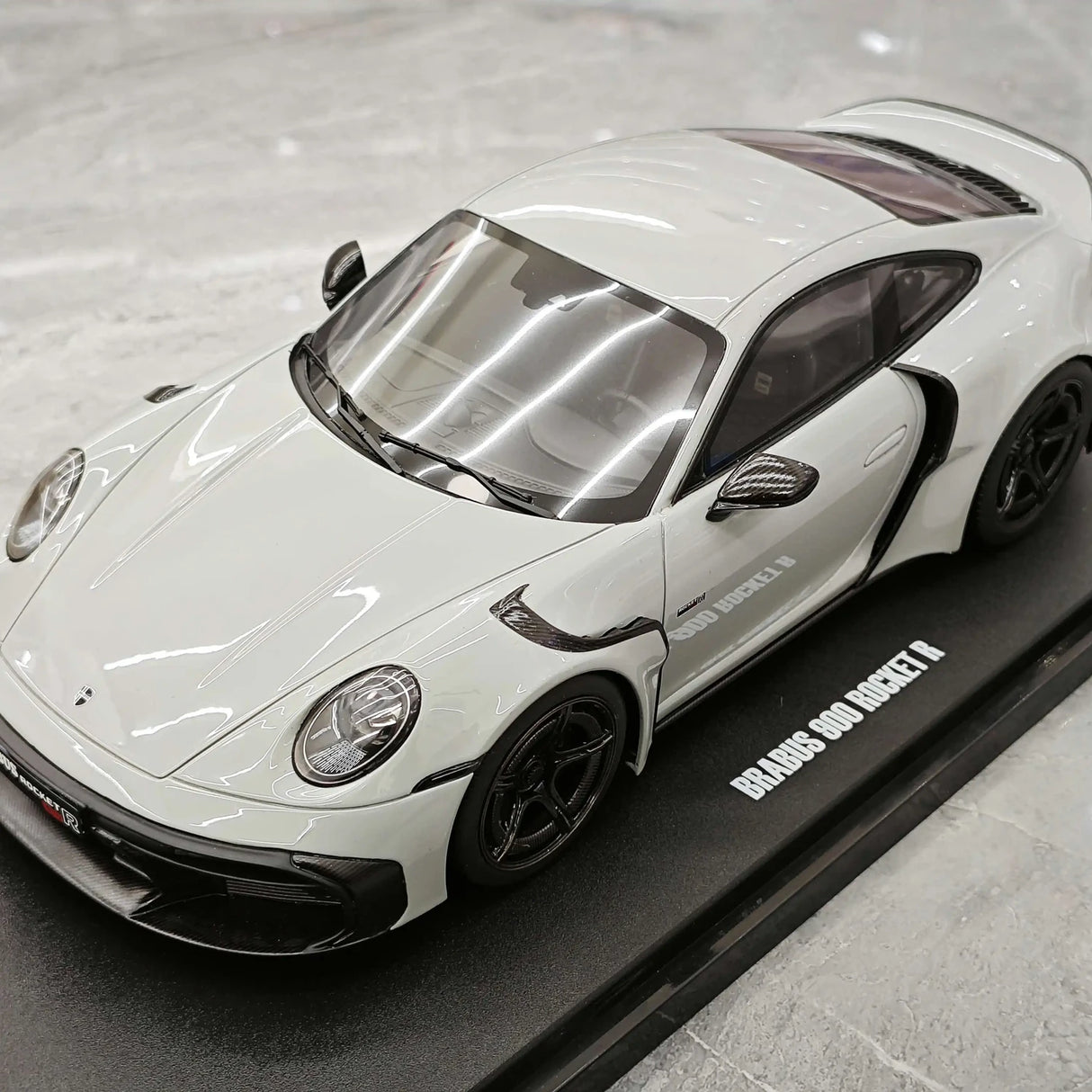 [GT Spirit] 1:18 Porsche 2023 911 Turbo S BRABUS 900 Rocket-R Nardo Grigio Modello in resina