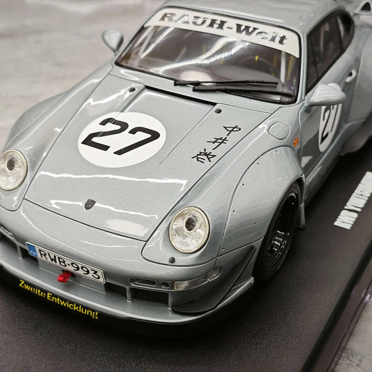 1:18 Porsche 2024 911 993 RWB Yuiitsumuni Silver Metallic modello #27 di GT Spirit - vista 11