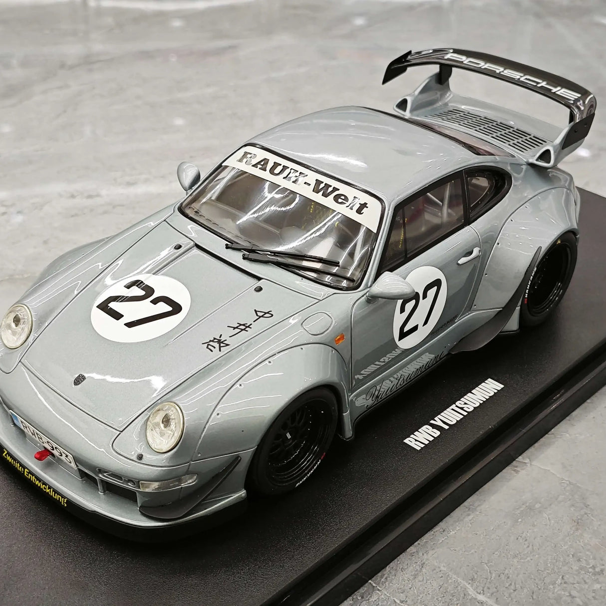 1:18 Porsche 2024 911 993 RWB Yuiitsumuni Silver Metallic modello #27 di GT Spirit - vista 4