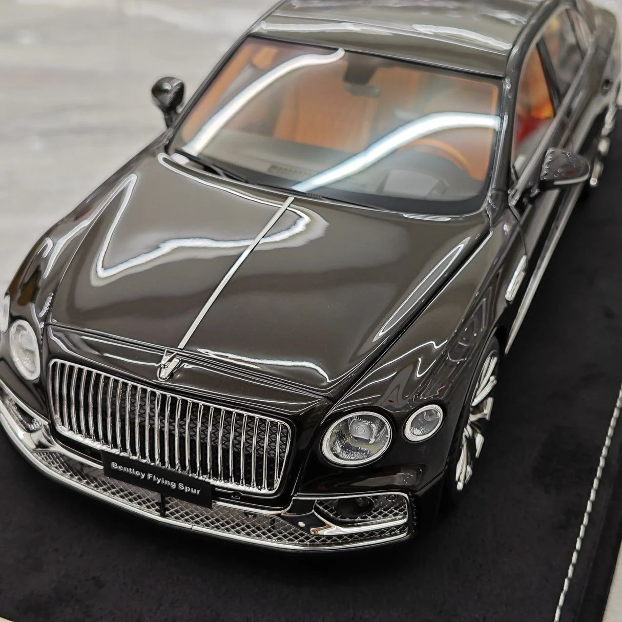 Henson & Heaven Bentley 2024 Flying Spur zwart 1:18 – Collectible resin Model resin