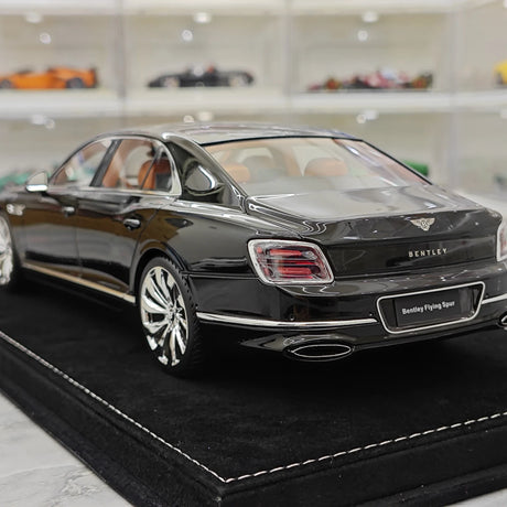 Henson & Heaven Bentley 2024 Flying Spur Black 1:18 – Sammelobjekt-Resin-Modellharz