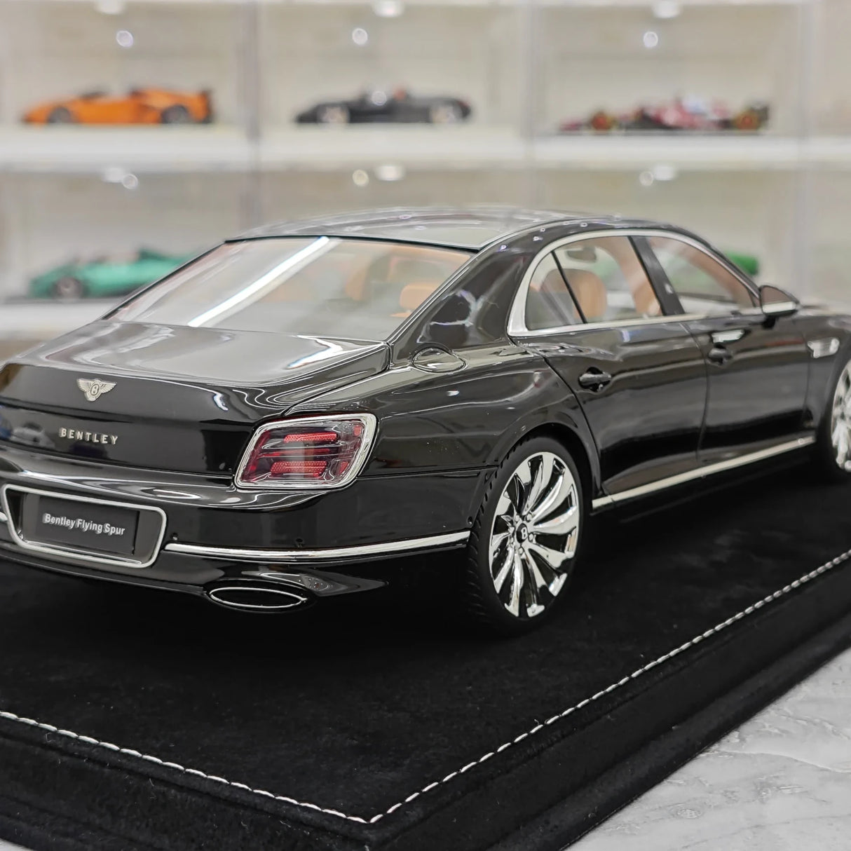 Henson & Heaven Bentley 2024 Flying Spur zwart 1:18 – Collectible resin Model resin