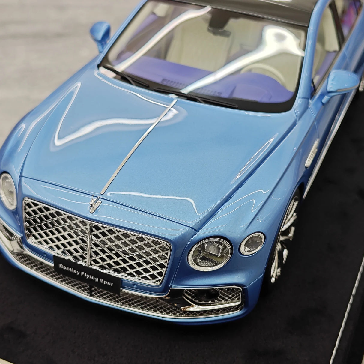 Henson & Heaven Bentley 2024 Flying Spur Blue 1:18 – keräilyhartsimalli