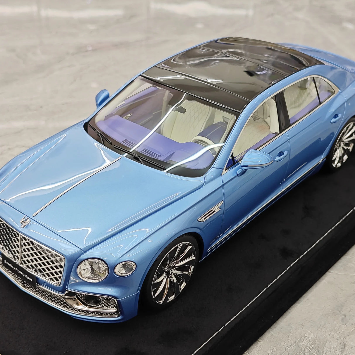 Henson & Heaven Bentley 2024 Flying Spur Blue 1:18 – keräilyhartsimalli