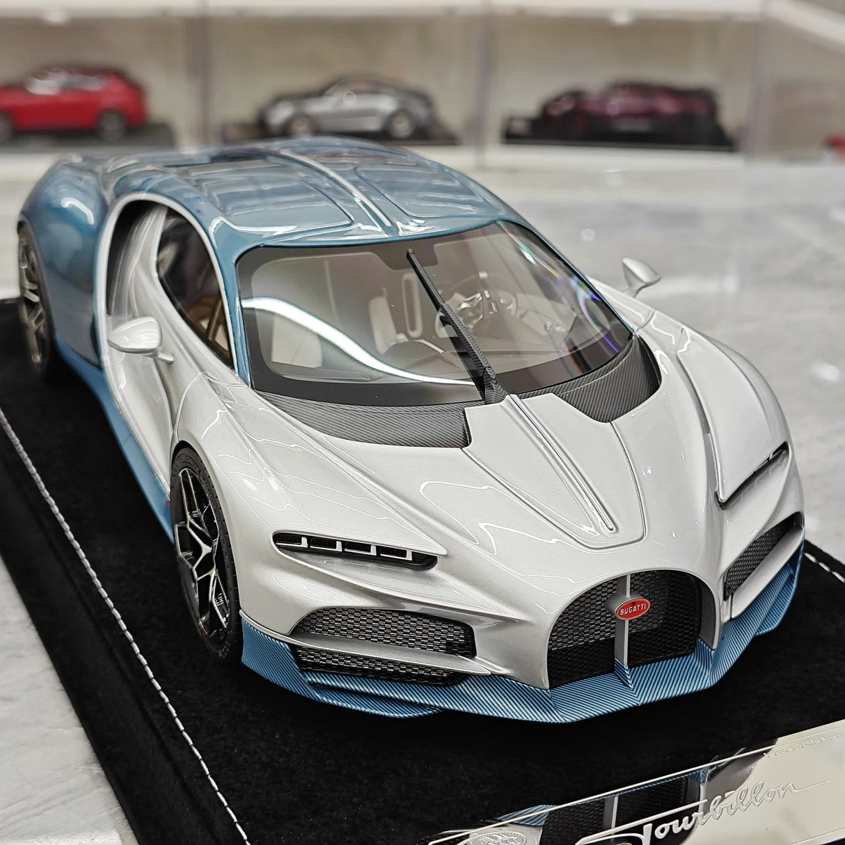 Henson & Heaven Bugatti 2026 Tourbillon Silver och Blue 1:18 – Samlarresin i resin