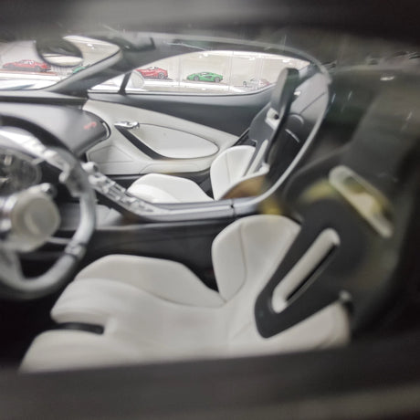 Henson & Heaven Bugatti 2026 Tourbillon Silber und Blau 1:18 – Sammelobjekt-Resin-Modellharz