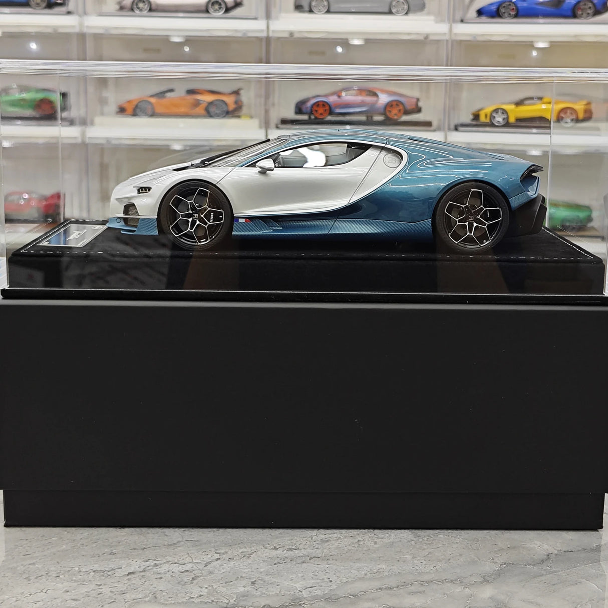 Henson & Heaven Bugatti 2026 Tourbillon Silver och Blue 1:18 – Samlarresin i resin