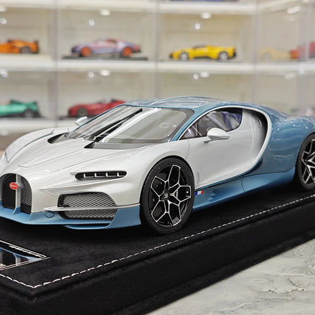 Henson & Heaven Bugatti 2026 Tourbillon Silber und Blau 1:18 – Sammelobjekt-Resin-Modellharz