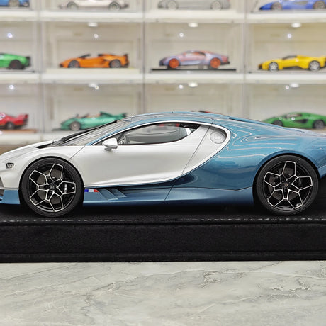 Henson & Heaven Bugatti 2026 Tourbillon Silber und Blau 1:18 – Sammelobjekt-Resin-Modellharz