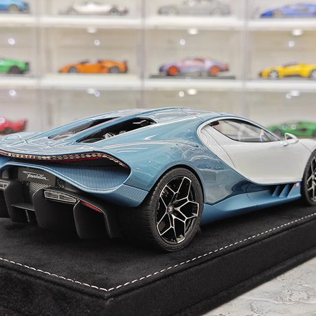 Henson & Heaven Bugatti 2026 Tourbillon Silber und Blau 1:18 – Sammelobjekt-Resin-Modellharz