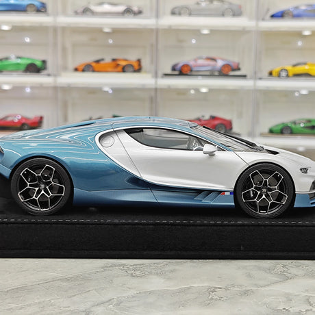 Henson & Heaven Bugatti 2026 Tourbillon Silber und Blau 1:18 – Sammelobjekt-Resin-Modellharz