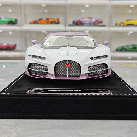 Henson & Heaven Bugatti 2026 Tourbillon 1:18 bianco e rosa – Resina da collezione per modelli in resina