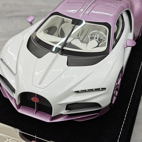 Henson & Heaven Bugatti 2026 Tourbillon 1:18 bianco e rosa – Resina da collezione per modelli in resina
