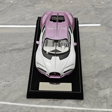 Henson & Heaven Bugatti 2026 Tourbillon 1:18 bianco e rosa – Resina da collezione per modelli in resina