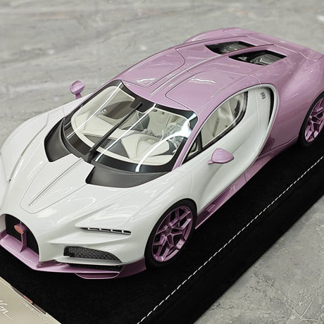 Henson & Heaven Bugatti 2026 Tourbillon 1:18 bianco e rosa – Resina da collezione per modelli in resina