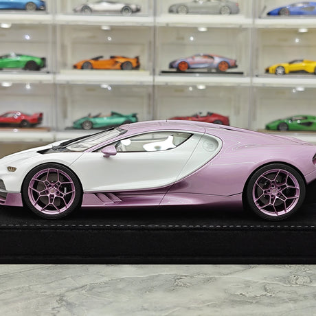 Henson & Heaven Bugatti 2026 Tourbillon 1:18 bianco e rosa – Resina da collezione per modelli in resina
