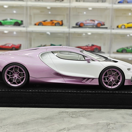 Henson & Heaven Bugatti 2026 Tourbillon 1:18 bianco e rosa – Resina da collezione per modelli in resina