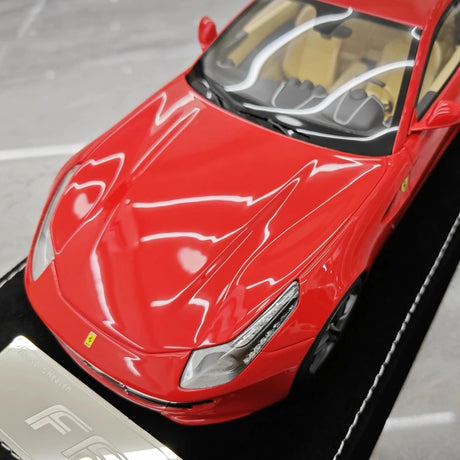 [Henson & Heaven] 1:18 Ferrari 2011 FF röd modellbil harts