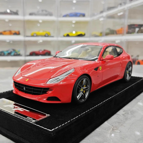 [Henson & Heaven] 1:18 Ferrari 2011 FF röd modellbil harts