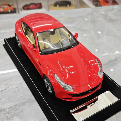 [Henson & Heaven] 1:18 Ferrari 2011 FF röd modellbil harts