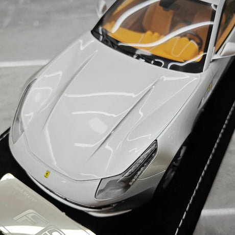 [Henson & Heaven] 1:18 Ferrari 2011 FF silver modellbil harts