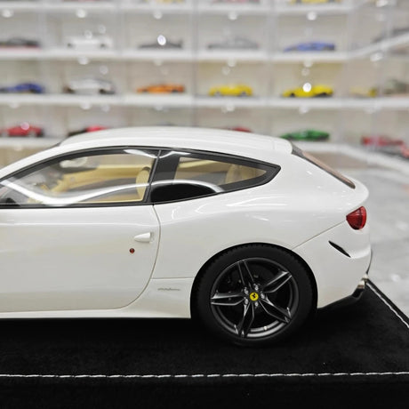 [Henson & Heaven] 1:18 Ferrari 2011 FF vit modellbil harts