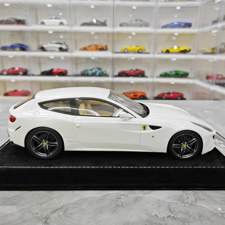 [Henson & Heaven] 1:18 Ferrari 2011 FF vit modellbil harts