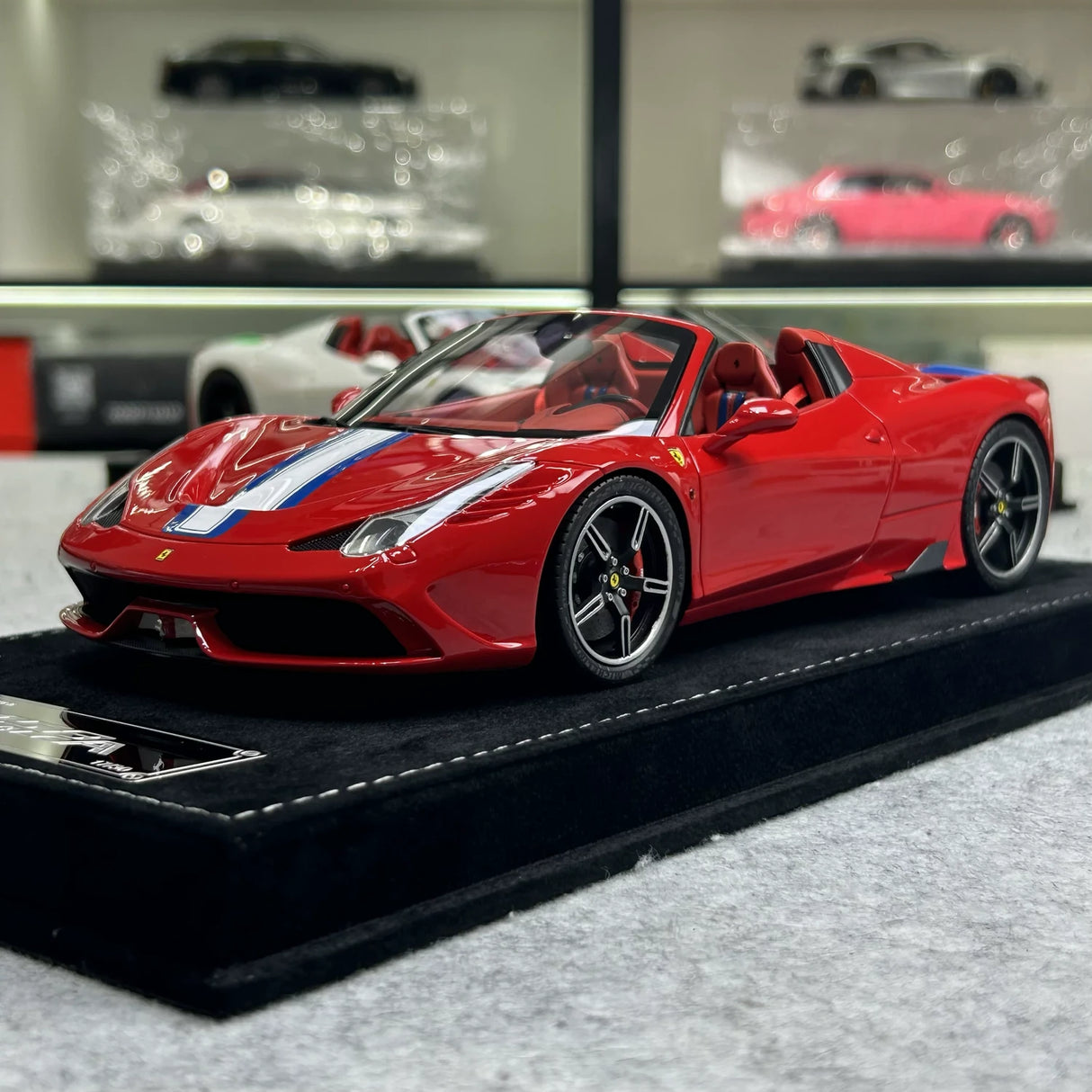 Henson & Heaven Ferrari 2014 458 Speciale Aperta rood blauw wit streep 1:18 – Verzamelbare resin model resin
