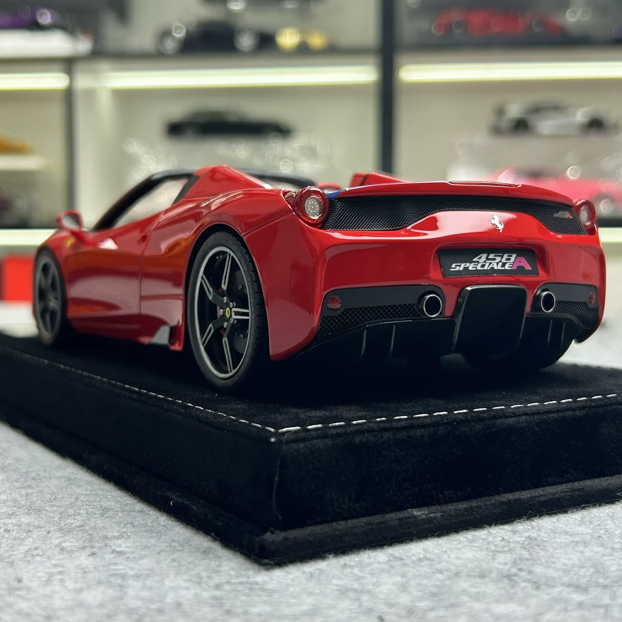 Henson & Heaven Ferrari 2014 458 Speciale Aperta rood blauw wit streep 1:18 – Verzamelbare resin model resin