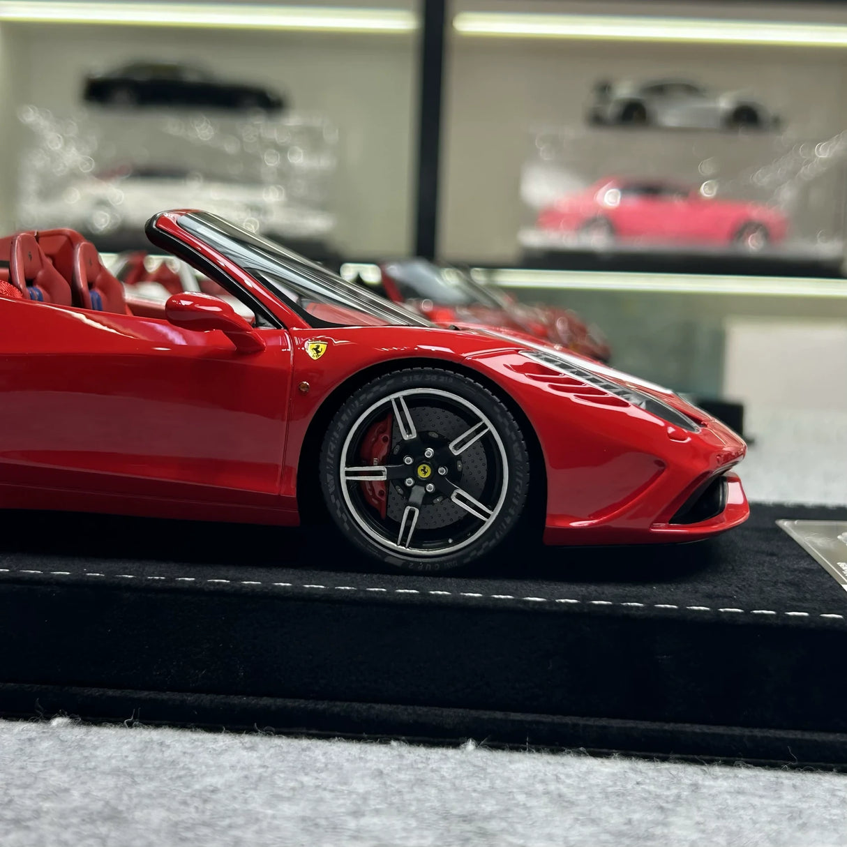 Henson & Heaven Ferrari 2014 458 Speciale Aperta rood blauw wit streep 1:18 – Verzamelbare resin model resin