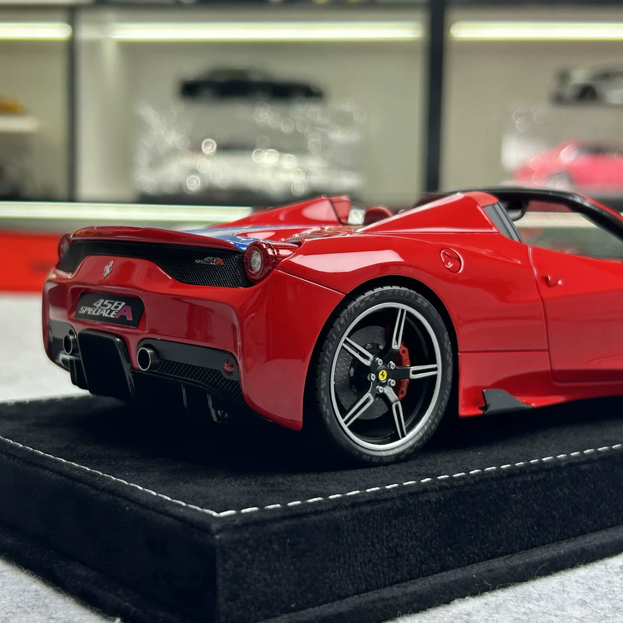 Henson & Heaven Ferrari 2014 458 Speciale Aperta rood blauw wit streep 1:18 – Verzamelbare resin model resin