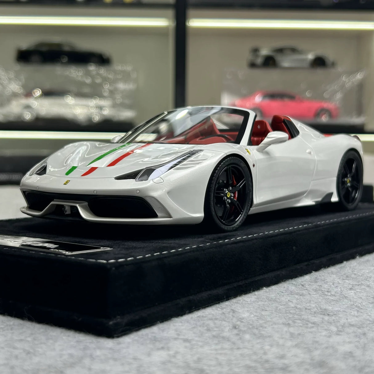 Henson & Heaven Ferrari 2014 458 Speciale Aperta White Italian Flag 1:18 – Collectible Resin Model Resin