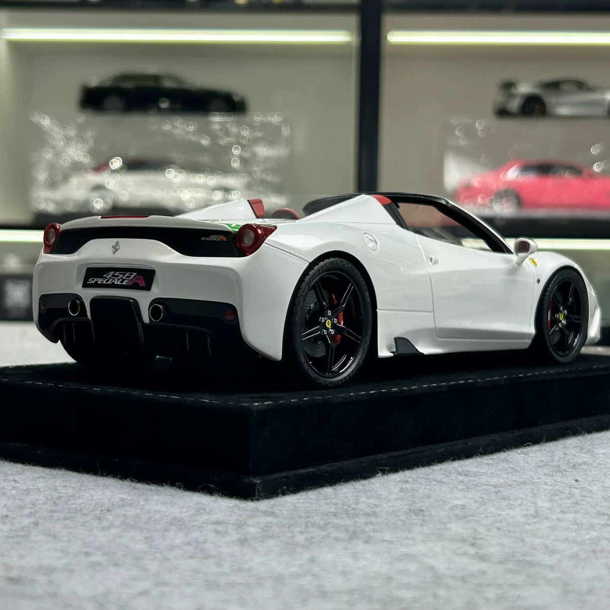 Henson & Heaven Ferrari 2014 458 Speciale Aperta White Italian Flag 1:18 – Collectible Resin Model Resin
