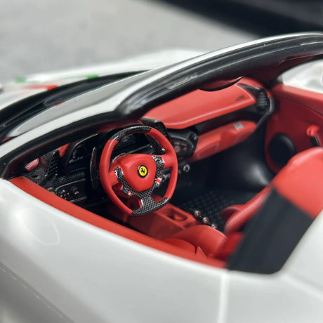 Henson & Heaven Ferrari 2014 458 Speciale Aperta White Italian Flag 1:18 – Modello in resina collezionabile
