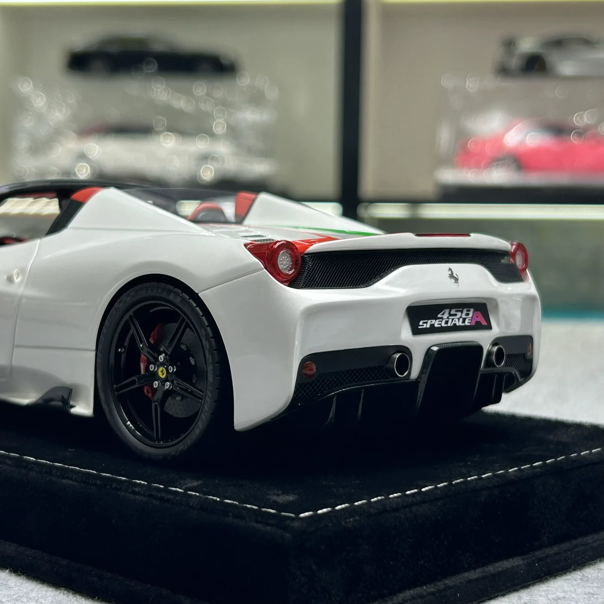 Henson & Heaven Ferrari 2014 458 Speciale Aperta White Italian Flag 1:18 – Collectible Resin Model Resin