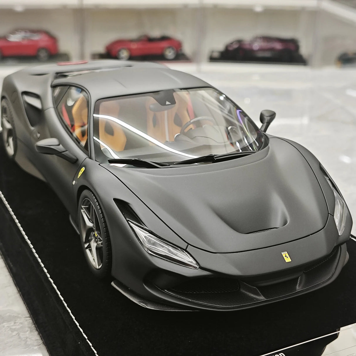 Henson & Heaven Ferrari 2019 F8 Tributo Black 1:18 – Resina modello in resina collezionabile
