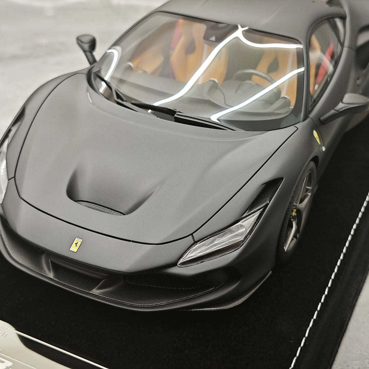 Henson & Heaven Ferrari 2019 F8 Tributo Black 1:18 – Resina modello in resina collezionabile