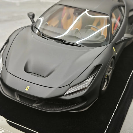 Henson & Heaven Ferrari 2019 F8 Tributo Black 1:18 – Resina modello in resina collezionabile