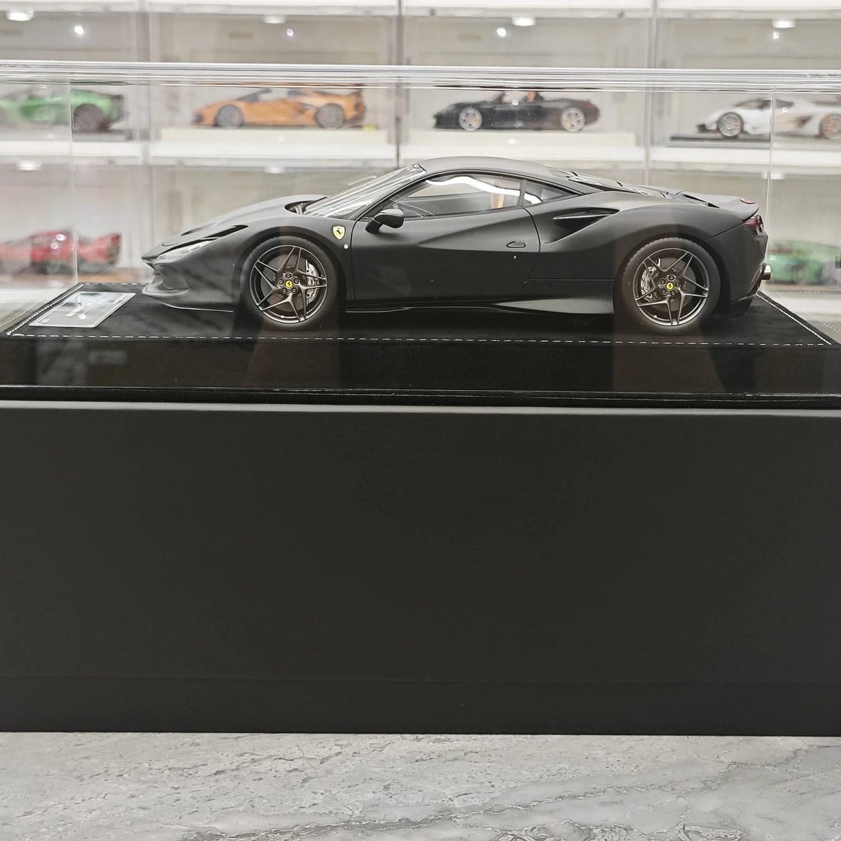 Henson & Heaven Ferrari 2019 F8 Tributo Black 1:18 – Resina modello in resina collezionabile