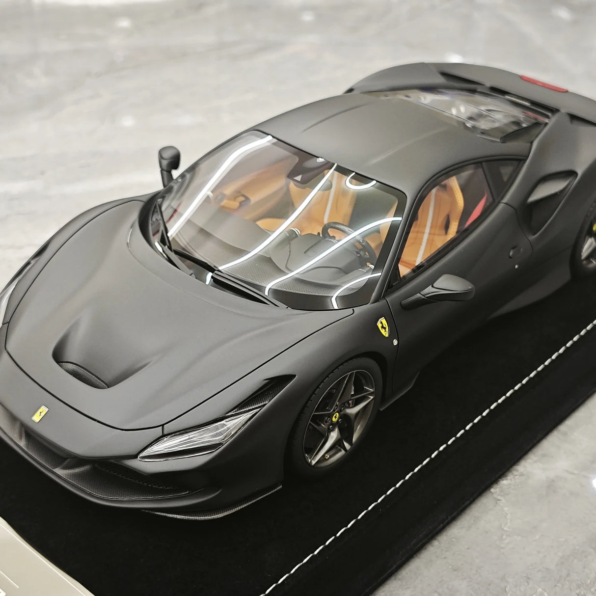 Henson & Heaven Ferrari 2019 F8 Tributo Black 1:18 – Resina modello in resina collezionabile