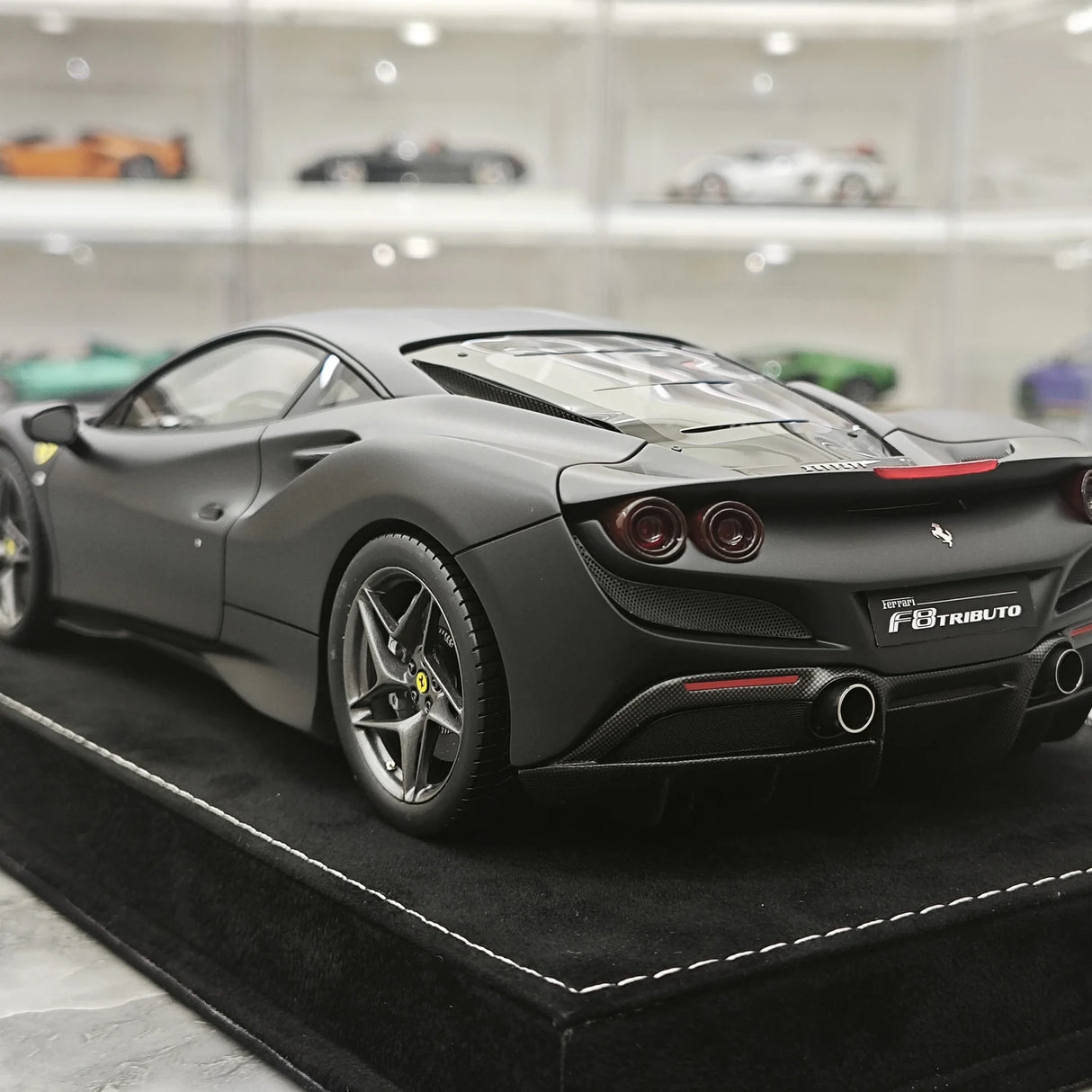 Henson & Heaven Ferrari 2019 F8 Tributo Black 1:18 – Resina modello in resina collezionabile