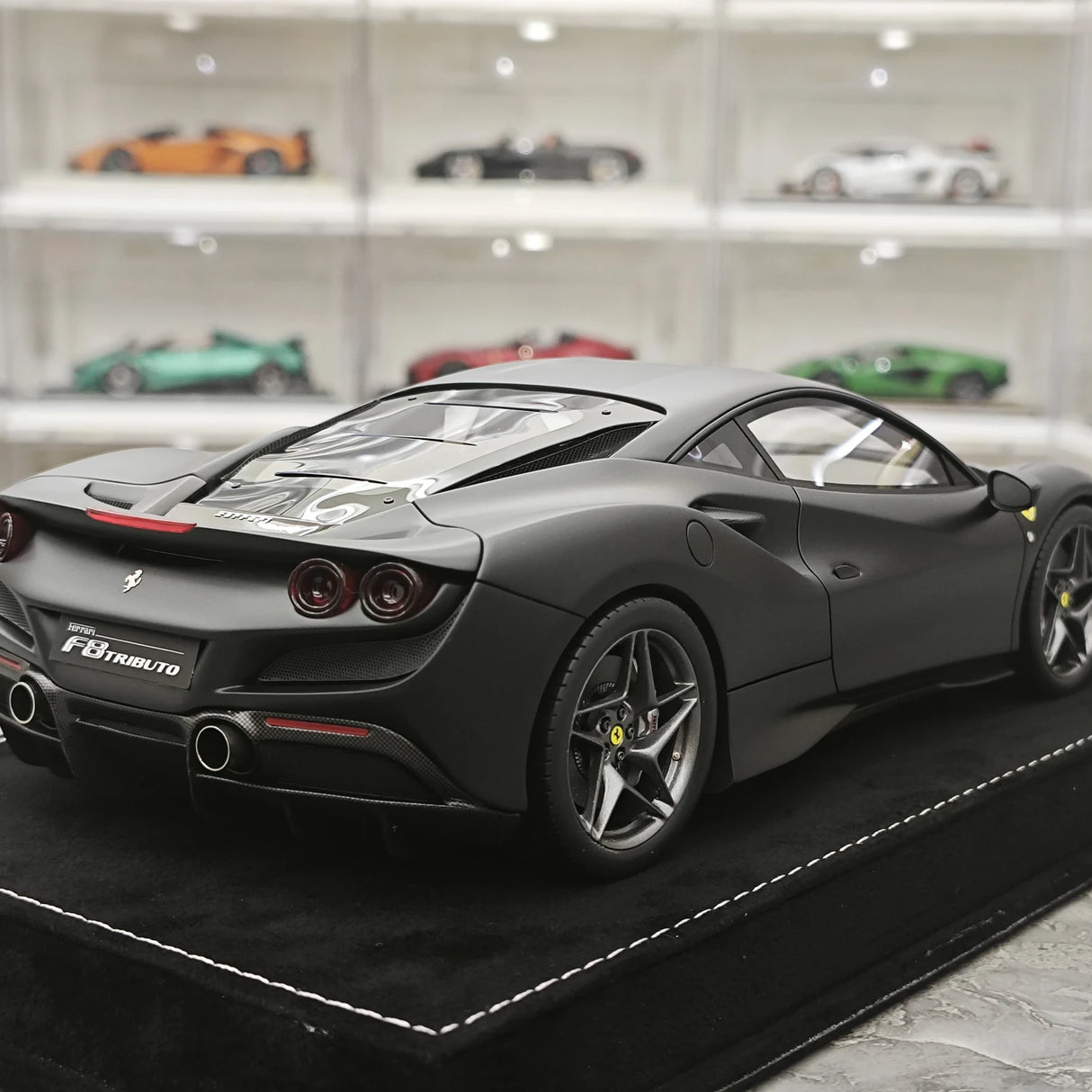 Henson & Heaven Ferrari 2019 F8 Tributo Black 1:18 – Resina modello in resina collezionabile
