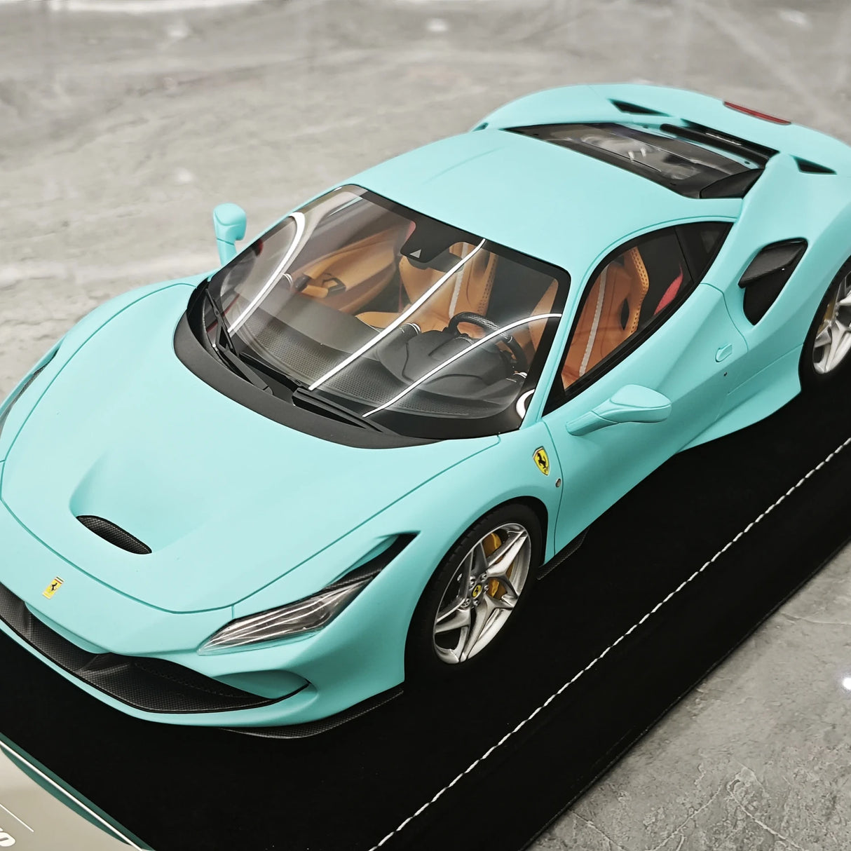 Henson & Heaven Ferrari 2019 F8 Tributo Tiffany Blue 1:18 – Modello in resina collezionabile